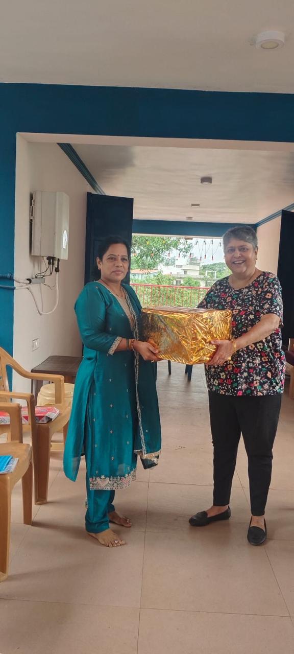 Top Achiever Jyotsna Shinde receives a Gift